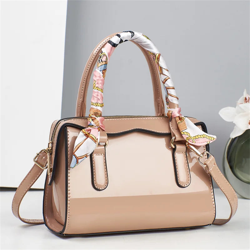 Custom Logo Large Capacity Crossbody New Fashionable Pendant Accessory Simple Shoulder Wholesale Luxury Tote Bag Woman Handbag
